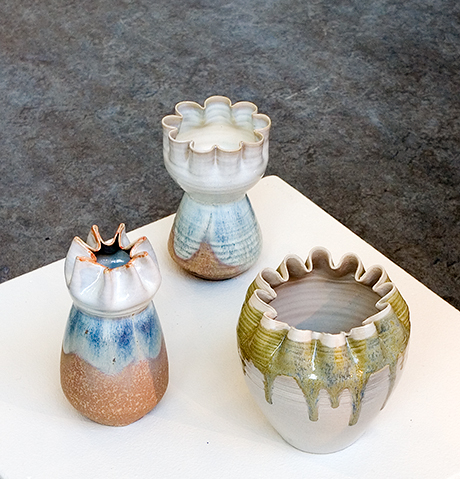 tre keramikkobjekter